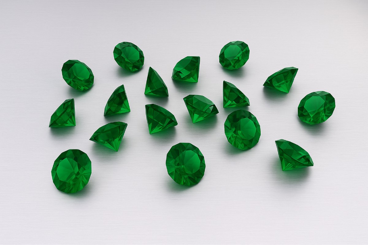 Vue rapprochée de plusieurs diamants verts taillés aux formes variées, illustrant l’éclat, la brillance et la rareté de cette pierre précieuse verte d’exception.